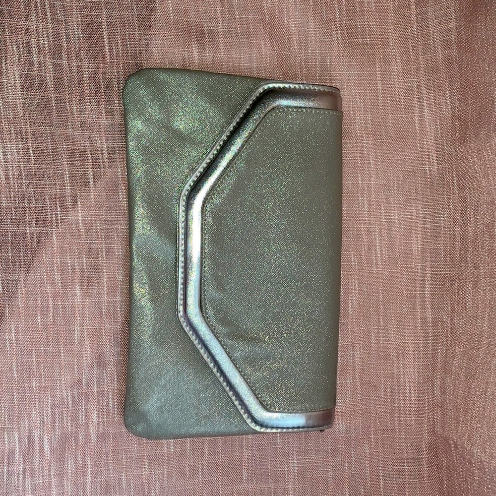 Wallyn’s silver clutch